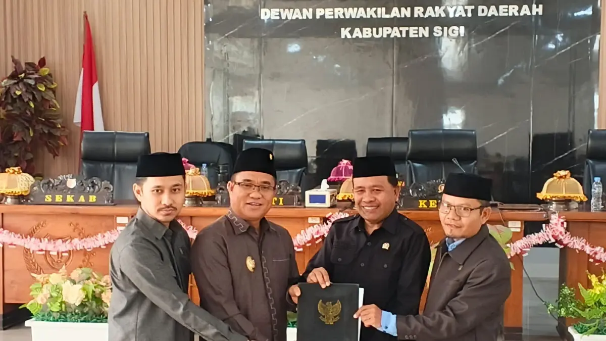 MENYETUJUI: Ketua DPRD Sigi Minhar Tjeho  memimpin rapat dan menyetujui Ranperda, dihadiri Wabup Sigi Samuel Yansen Pongi bersama sejumlah pimpinan serta perwakilan OPD.(FOTO: ANGEL SUMBARA/RADAR PALU). 