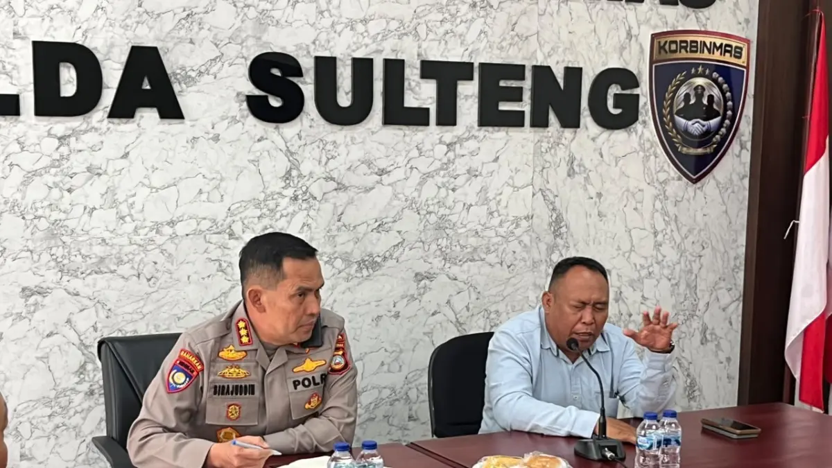 SILATATURAHMI: Dirbinmas Polda Sulteng, Kombes Pol Sirajuddin Ramly menyimak dan mencatat ulasan informasi dari Ketua PW-IKIB Sulteng, Wahid Tarim, Rabu (26/8/2026).(FOTO: ISTIMEWA/RADAR PALU).