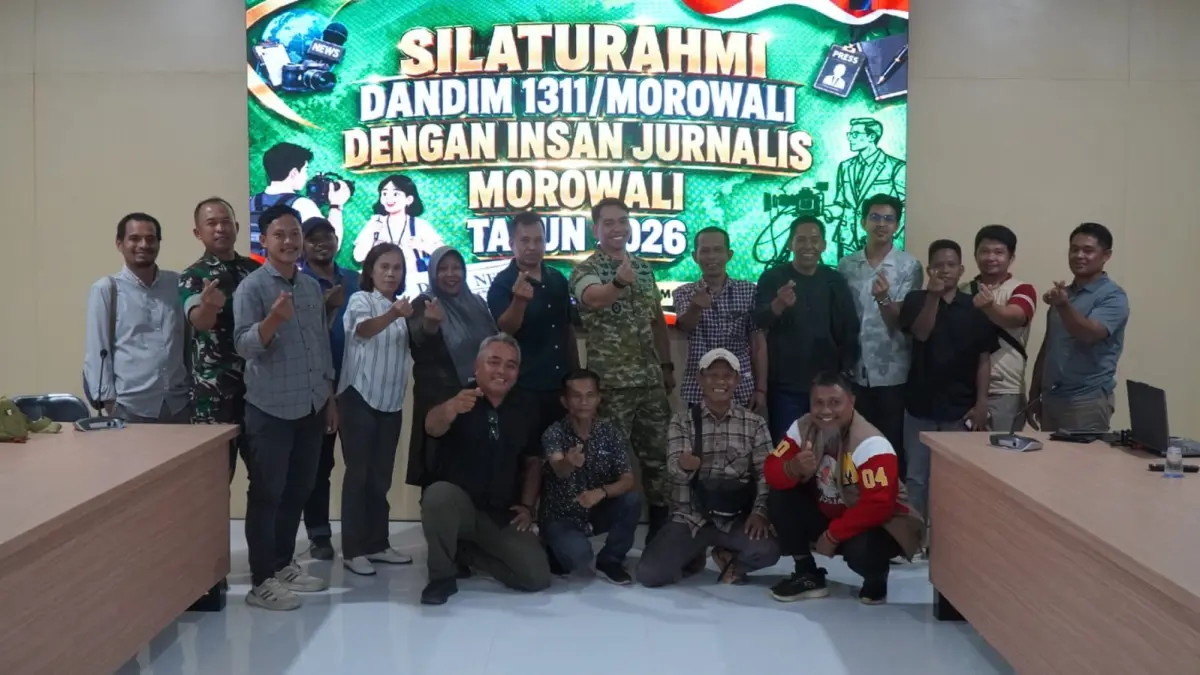 SILATURAHMI: Dandim &nbsp;1311 Morowali &nbsp;Letkol Inf Baja Sirait Imanuel menggelar silaturahmi &nbsp;dan mengajak kepada para &nbsp;Jurnalis Morowali &nbsp;berakalaborasi dalam membangun citra positif &nbsp; Kabupaten &nbsp;Morowali.(FOTO: SUPRIYONO/RADAR PALU).&nbsp;