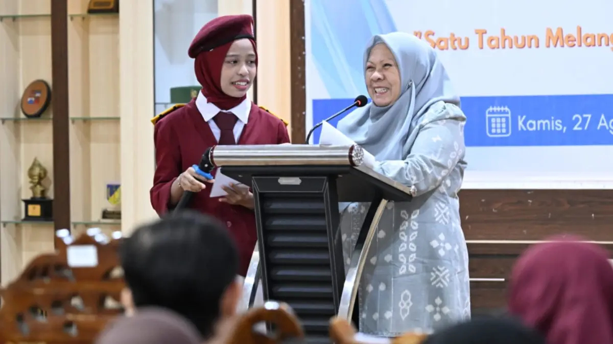 Siswa Sekolah Rakyat Terintegrasi 20 Palu menunjukkan kemampuan berbahasa Inggris, Arab, Jepang dan Mandarin saat Open House SRT 20 Palu, Kamis (27/8). FOTO: PEMPROV SULTENG