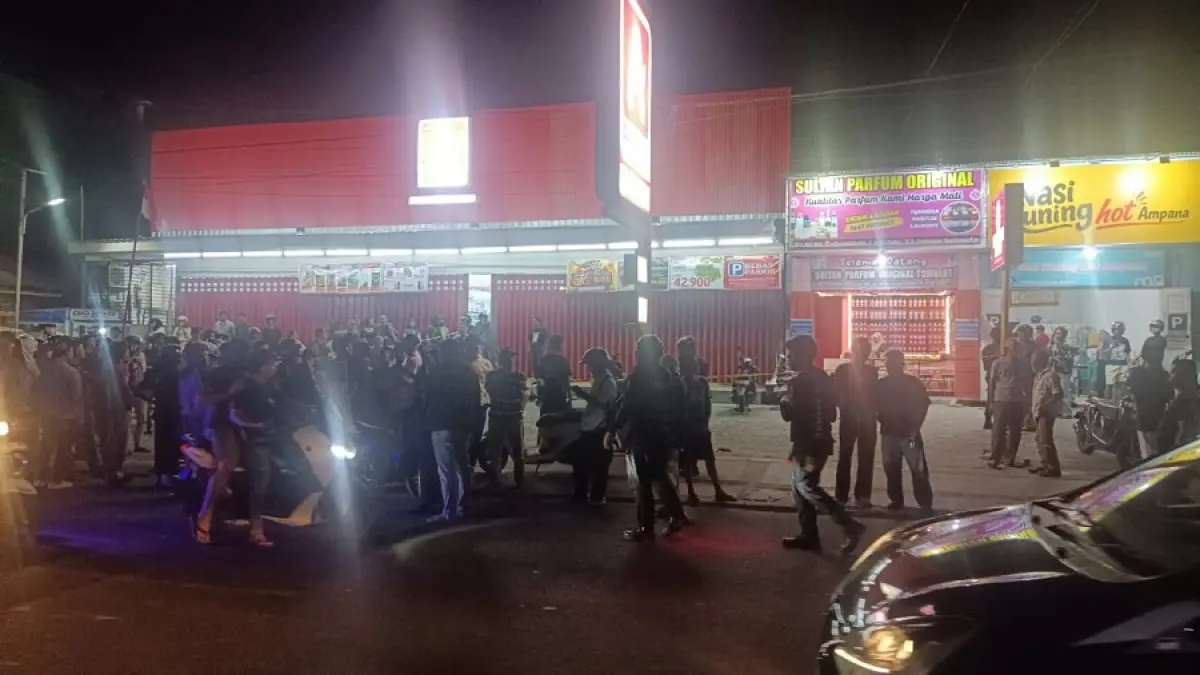 Tempak kejadian perkara dugaan penembakan di depan mini market Jalan Tombolotutu Kota Palu, Kamis malam. (Istimewa)