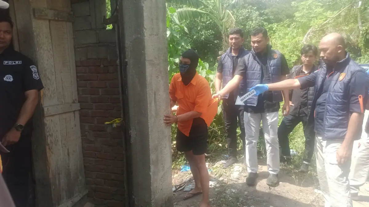 Tersangka Aan Kurniawan memperagakan adegan dalam pra rekonstruksi kasus pembunuhan satu keluarga di Jalan S. Manonda, Lorong PDAM, Kelurahan Duyu, Kecamatan Tatanga, Palu, Kamis (27/8). Foto : Wahono 