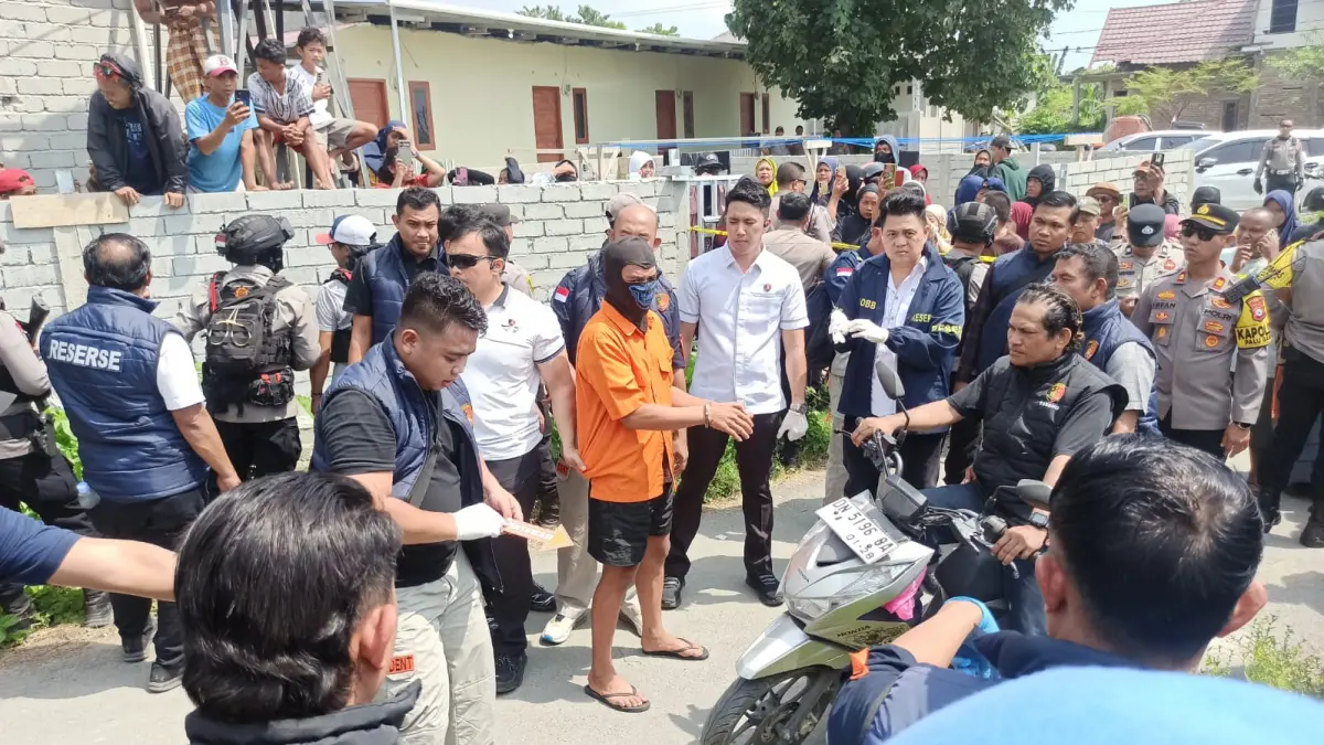 Tersangka Aan Kurniawan memperagakan sejumlah adegan dalam pra rekonstruksi kasus pembunuhan satu keluarga di Jalan S. Manonda, Lorong PDAM, Kelurahan Duyu, Kecamatan Tatanga, Palu.