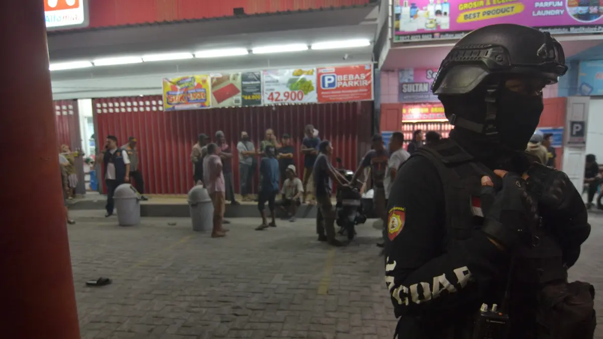 Aparat kepolisian berjaga di lokasi kejadian (TKP) perkelahian serta penembakan di Alfamidi Tomolotutu, Kelurahan Talise, Kecamatan Mantikulore, Kota Palu, Kamis (28/8/2026). Foto : Wahono