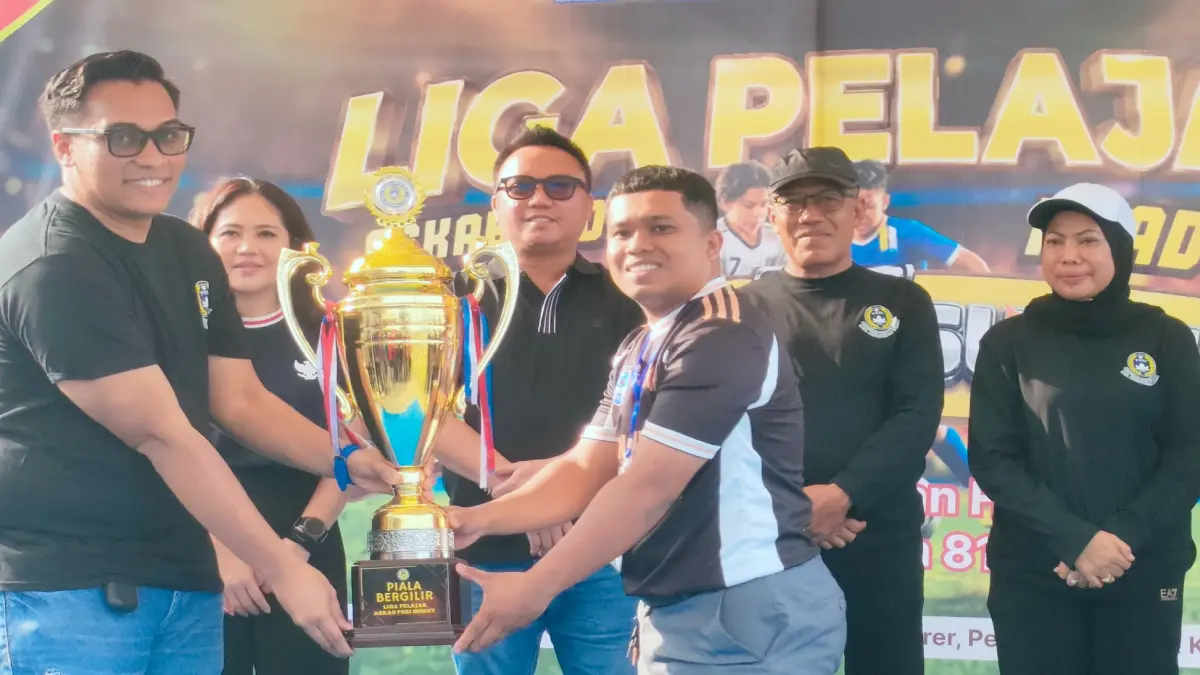 BERGILIR: Ketua Askab PSSI Morowali Utara IM Arief Ibrahim menerima kembali piala bergilir Liga Pelajar Askab Morut yang dipegang SMA Negeri 1 Lembo, Jumat (28/8/2026). (FOTO: ISTIMEWA/RADAR PALU)