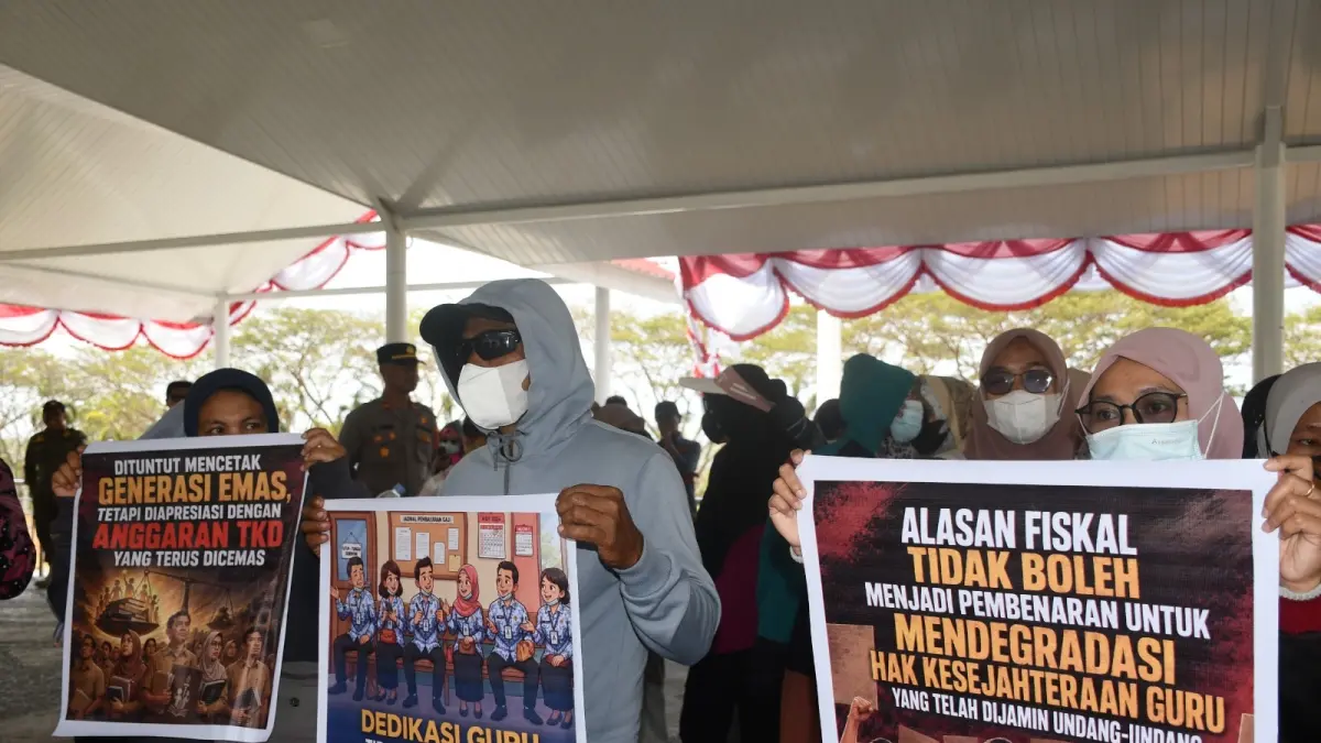 DEMO: Sejumlah tenaga P3K saat melalukan demo di depan kantor Bupati Donggala, Kamis (27/8/26).(FOTO: ISTIMEWA/RADAR PALU)