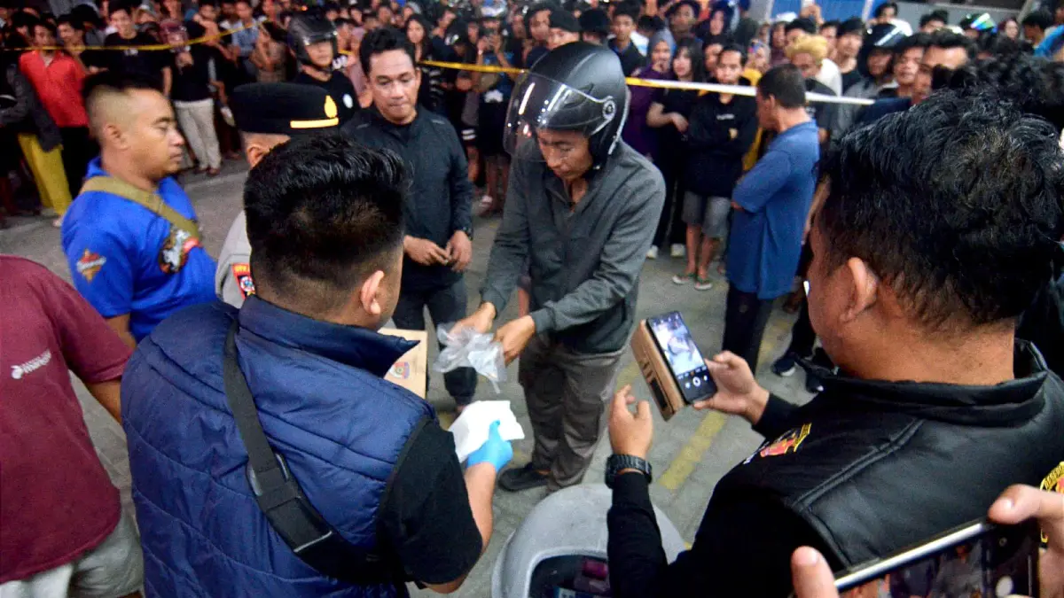 &nbsp;OLAH TKP : Petugas Satreskrim Polresta Palu melakukan olah tempat kejadian perkara (TKP) di depan Alfamidi Jalan Tombolotutu, Talise, dan mengamankan potongan jari tangan yang ditemukan tergeletak di lantai. Foto : Wahono