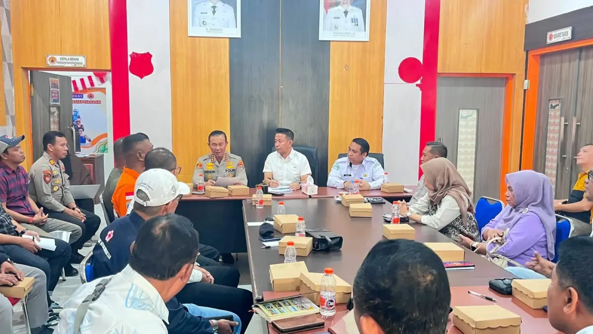 RAPAT: Pembentukan posko diputuskan melalui rapat koordinasi lintas sektor yang melibatkan unsur pemerintah daerah, aparat keamanan dan perangkat teknis terkait, Jumat kemarin.(FOTO: NENDRA PRASETYA/RADAR PALU)