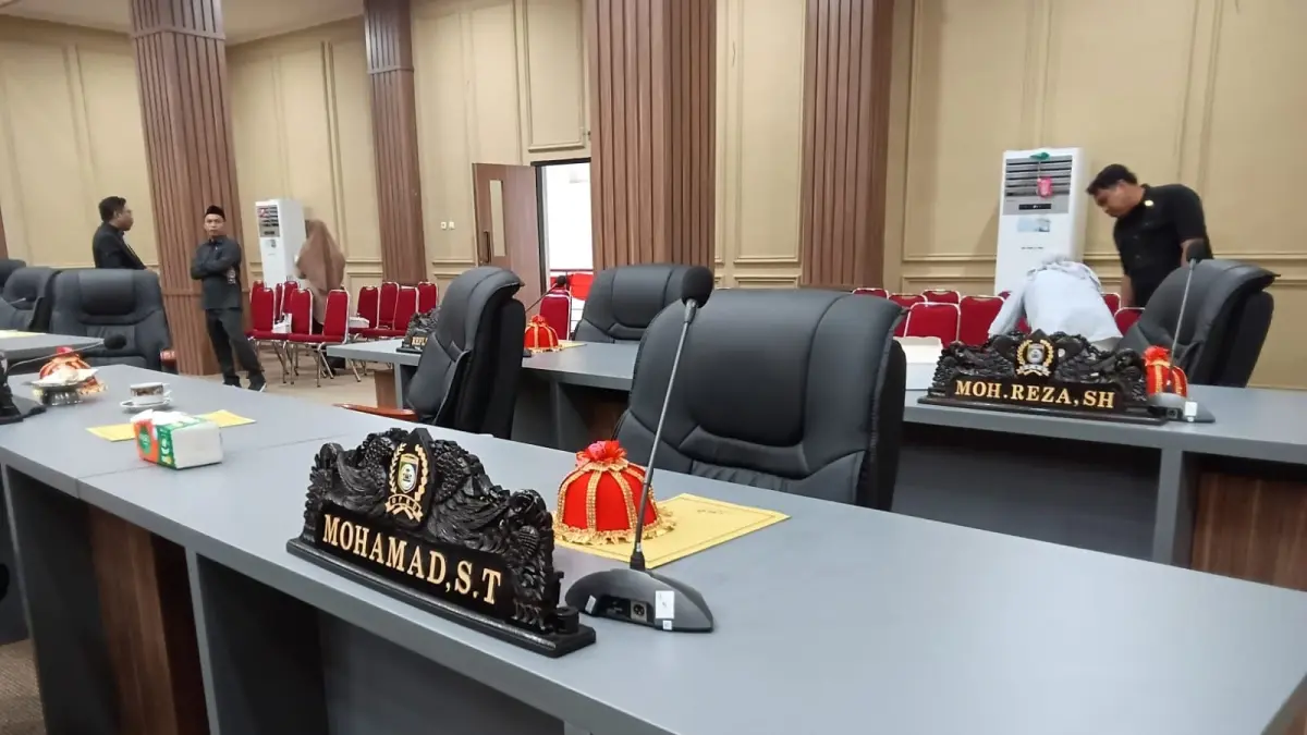 TIDAK HADIR: Anggota DPRD Morowali, Mohammad, kursinya terlihat kosong.(FOTO: SUPRIYONO/RADAR PALU).