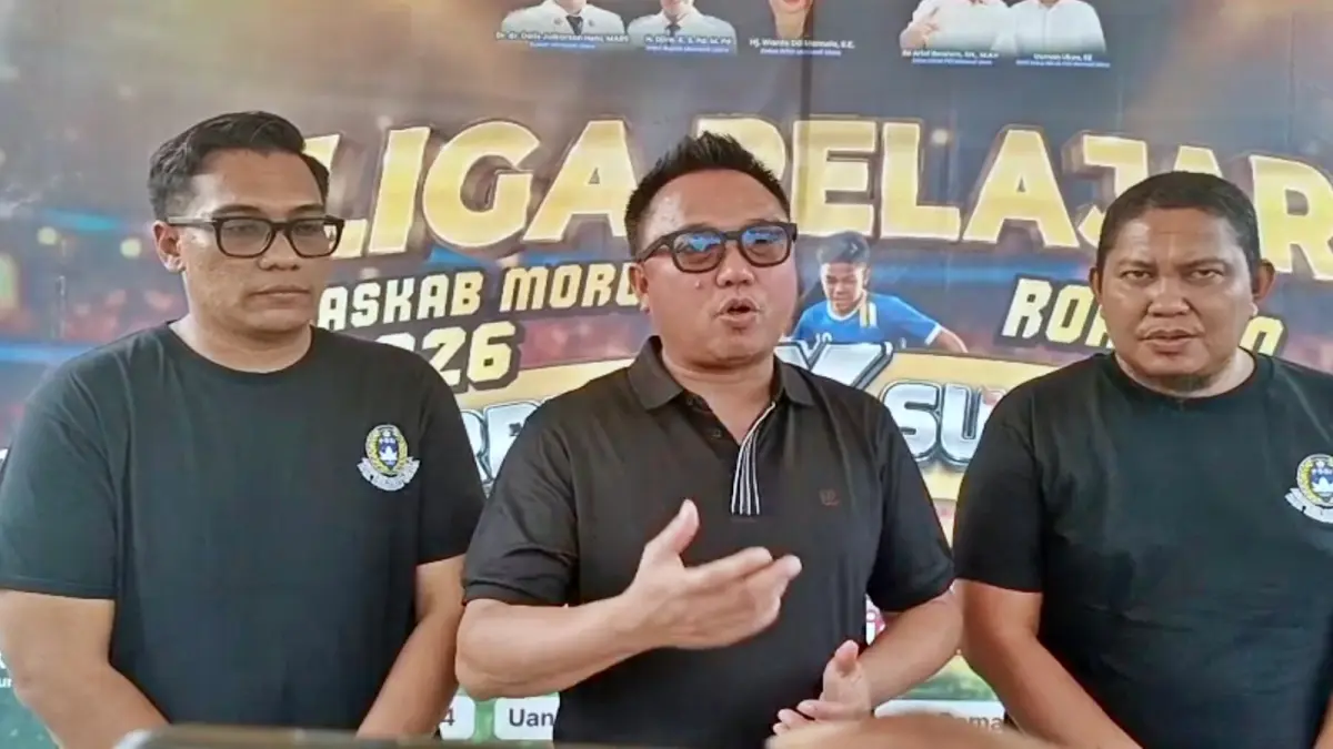 PRESKON: Ketua KONI Morowali Utara Dr. dr. Delis Julkarson Hehi, MARS, didampingi Ketua dan Wakil Ketua Askab PSSI Morowali Utara menyampaikan keterangan pers di sela acara pembukaan Liga Pelajar Askab Morut 2026 Road to Porprov X Sulteng di Lapangan Morokoa Kolonodale, Jumat (29/8/2026). (FOTO: ISTIMEWA/RADAR PALU)