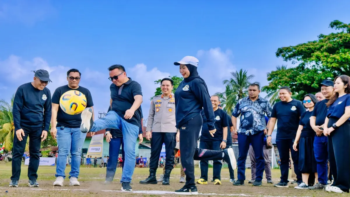 RESMI- Bupati Morowali Utara Dr. dr. Delis Julkarson Hehi, MARS melakukan kick off sebagai tanda dimulainya Liga Pelajar Askab PSSI Morut 2026 yang terpusat di Lapangan Morokoa Kolonodale, Jumat (28/8/2026). (FOTO: ISTIMEWA/RADAR PALU)