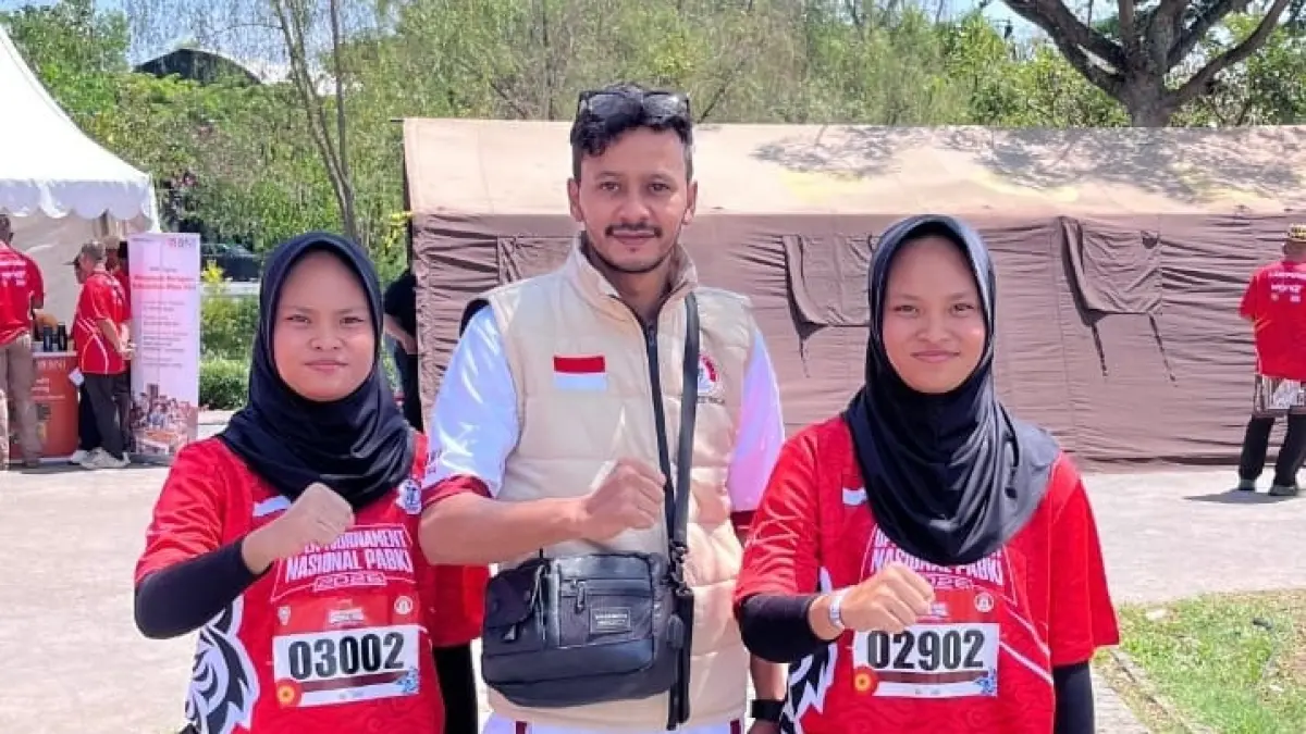 SEBELUM BERTANDING: Nampak Berlian (sebelah kiri) foto bersama kembarannya, Permata (kanan) dengan Official Tim sesaat sebelum pertandingan.(FOTO: ISTIMEWA/RADAR PALU).