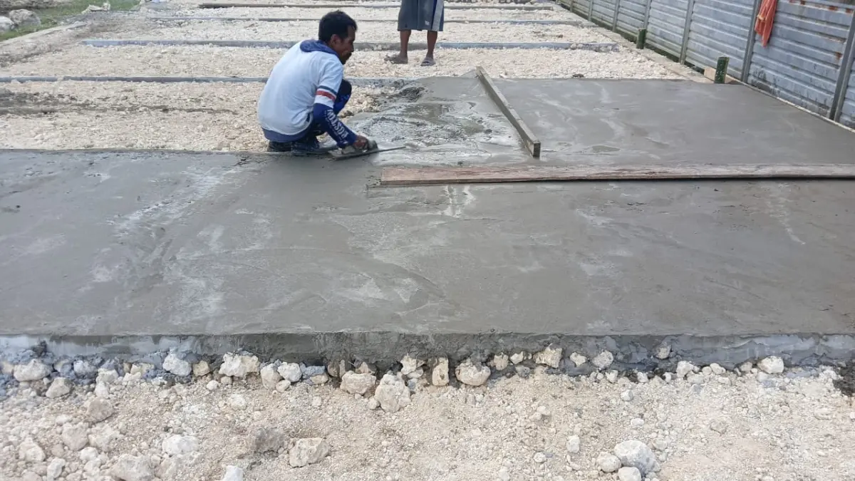 JEMURAN: Tampak tukang sedang mengerjakan salah satu proyek jemuran jagung di Kelurahan Kulango, Kecamatan Biau, Kabupaten Buol.(FOTO: ISTIMEWA/RADAR PALU).
