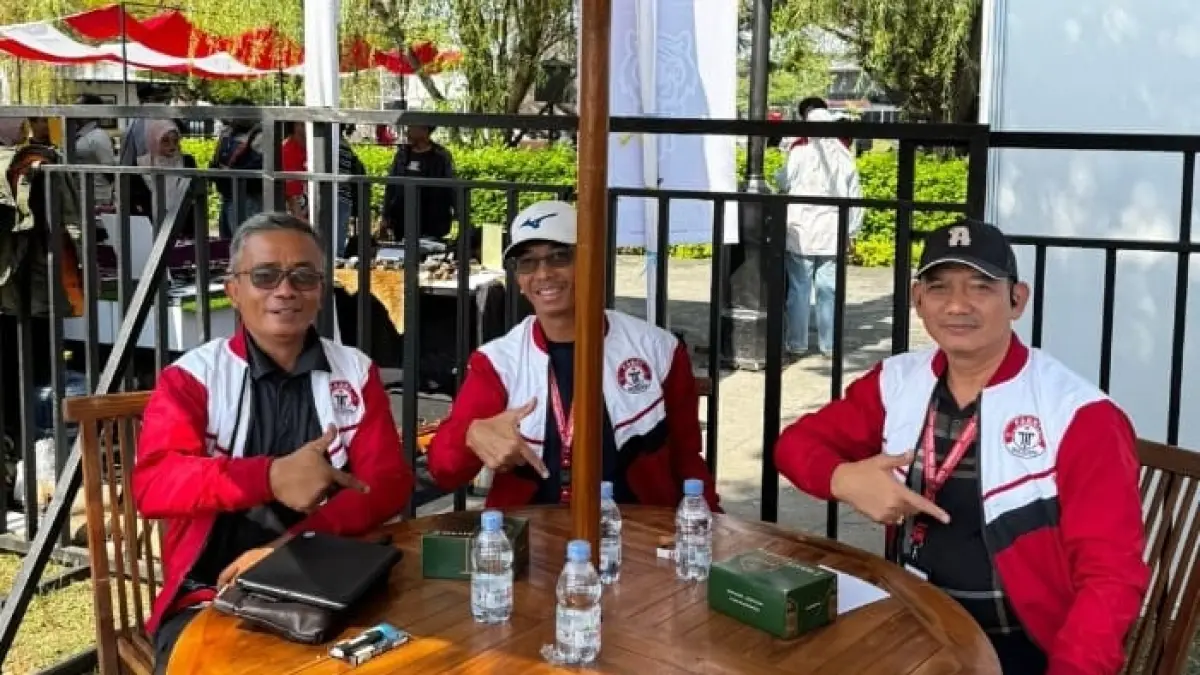 MENANCAPKAN PRESTASI: Pembina PABKI Sulteng, Dedi Askary (kiri), saat rehat di Open Turnamen Nasinal Lempar Bilah dan Kapak, di Kota Bandung, Jawa Barat. Bersama kawan-kawan Sulteng menancapkan prestasi.(FOTO: ISTIMEWA/RADAR PALU). 