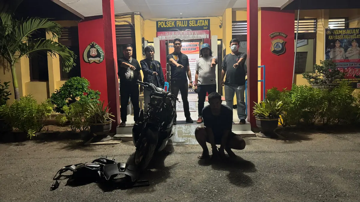 Personel Polsek Palu Selatan mengamankan AG, terduga pelaku pencurian sepeda motor, di wilayah Birobuli Utara, Palu, Sabtu (29/8).