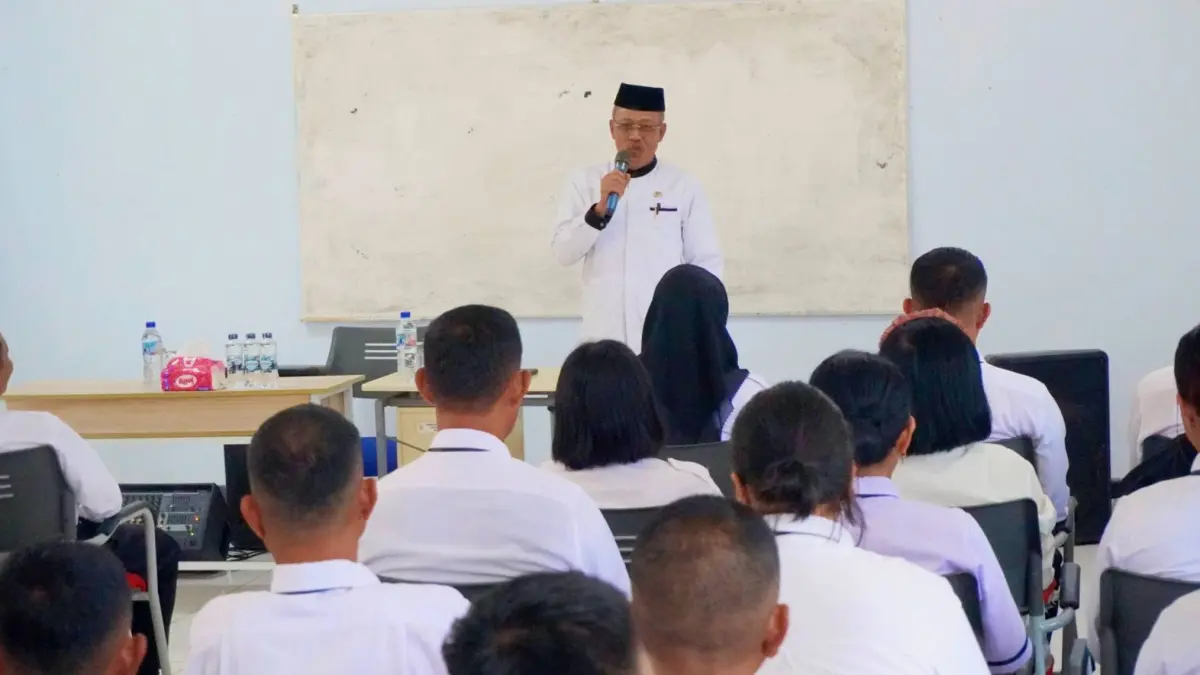 PESAN: Wakil Bupati Morowali Utara H. Djira Kendjo membekali peserta Latsar PPPK angkatan 2025 dengan ilmu pelayanan, Jumat (28/8/2026). (FOTO: ISTIMEWA/RADAR PALU)