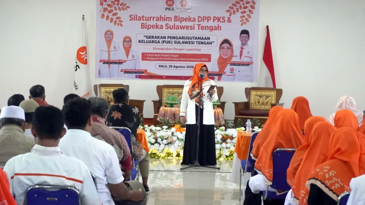 SAMBUTAN: Ketua BIPEKA DPW PKS Sulteng, Hj. Wiwik Jumatul Rofi