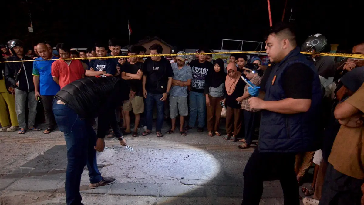 Petugas kepolisian melakukan olah tempat kejadian perkara (TKP) di depan Alfamidi Jalan Tombolotutu, Kota Palu, untuk mengumpulkan bukti dan informasi terkait kasus yang terjadi. Foto : Wahono 