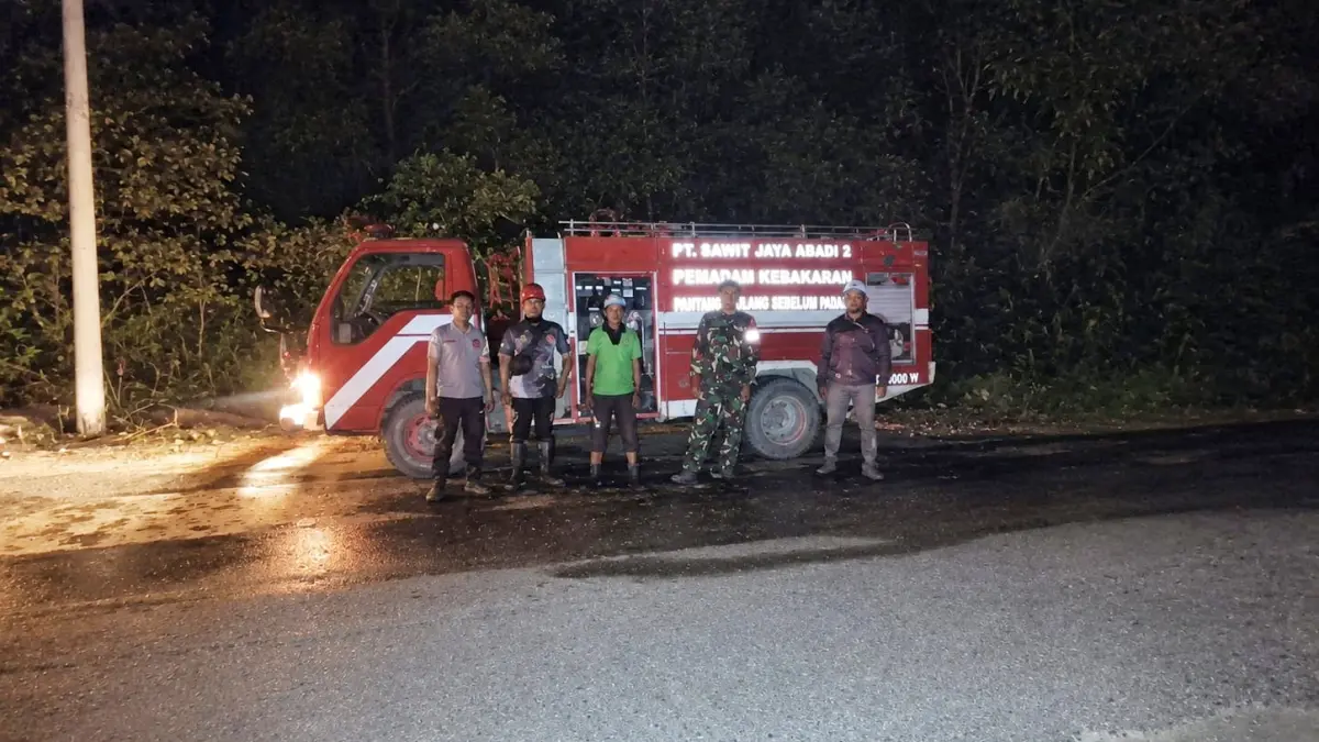 PT Sawit Jaya Abadi 2 (SJA 2) mengerahkan satu unit pemadam untuk membantu penanganan kebakaran di Desa Petiro, Kecamatan Pamona Timur, Kabupaten Poso, Minggu (30/8).