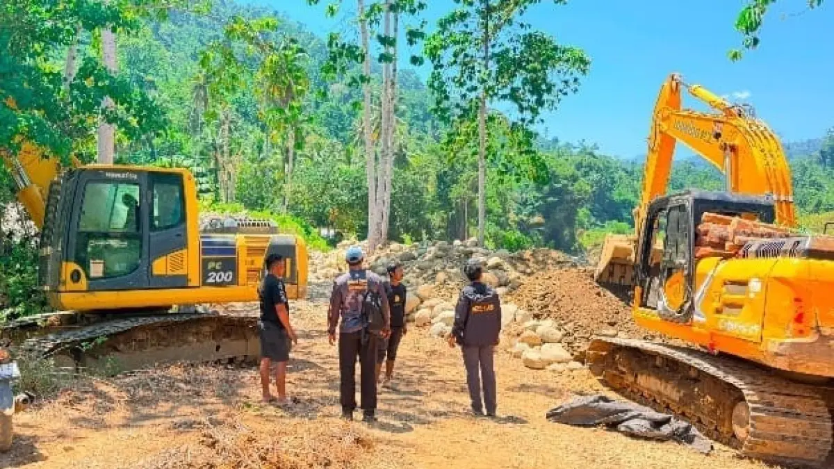 ALAT BERAT: Inilah alat berat ekskavator yang disita Polda Sulteng, dalam sebuah operasi langsung di TKP di Desa Bodi, Kecamatan Paleleh Barat, Kabupaten Buol, Sulawesi Tengah.(FOTO: ISTIMEWA/RADAR PALU).