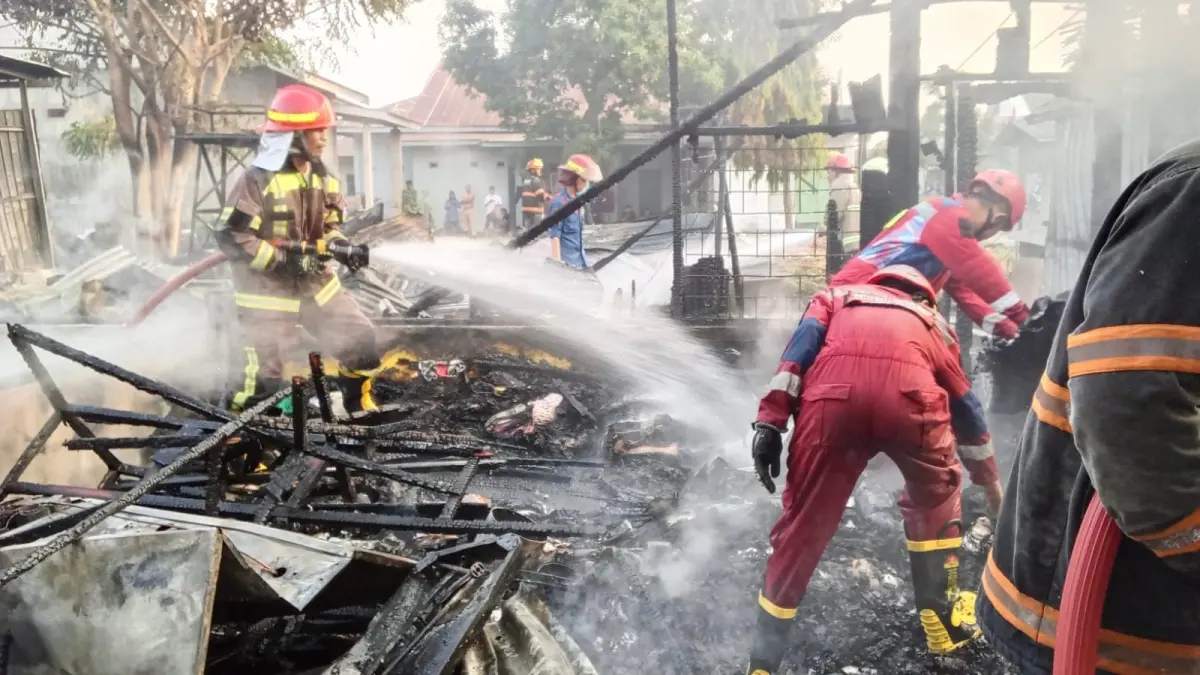 Damkar Kota Palu Saat Memadamkan Api di Jl. Otto Iskandar Dinata, Rabu (02/09/2026). FOTO: IST