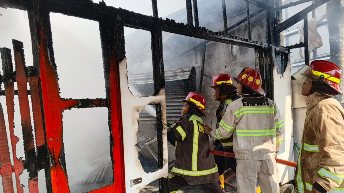Damkar Kota Palu Saat Memadamkan Api di Jl. Sungai Lariang, Rabu (02/09/2026). FOTO: IST