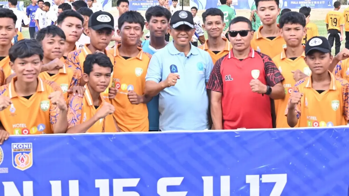 Gubernur Sulawesi Tengah Anwar Hafid membuka Piala Soeratin U-15 dan U-17 sebagai ajang pencarian talenta sepak bola muda Sulteng. FOTO: BIRO ADPIM SULTENG