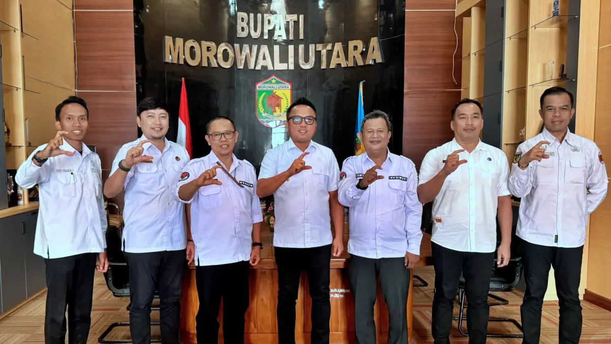 KUNKER: Bupati Delis Julkarson Hehi bersama jajaran menerima kunjungan kerja Ketua Komisi Informasi (KI) Sulteng Indra Yosvidar bersama tim di ruang kerja Bupati, Selasa (2/9/2026). (FOTO: ISTIMEWA/RADAR PALU)