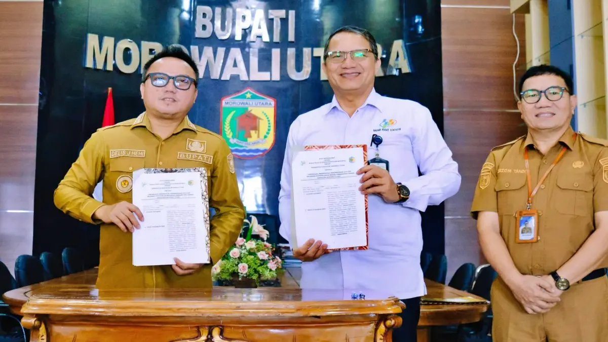 TEKEN: Dari kiri, Bupati Morut Delis Julkarson Hehi, Kepala BPS Morowali Gladius Alfonsus, dan Kepala Bappelitbangda Morut Gerzom Tandi usai penandatanganan nota kesapahaman Pemkab Morut-BPS Morowali di ruang kerja Bupati Morut, Selasa (1/9/2026). (FOTO: ISTIMEWA/RADAR PALU)