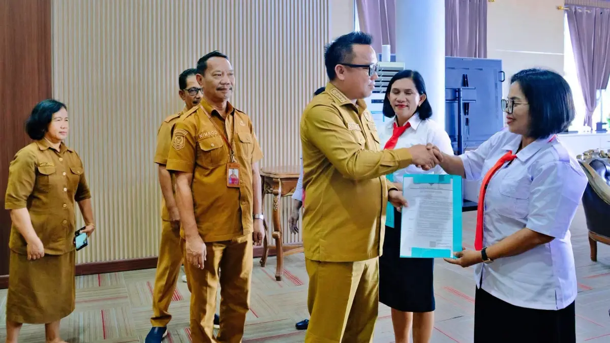 SAH: Bupati Morut Delis Julkarson Hehi menyerahkan SK pengangkatan tiga Kepala Sekolah Dasar dan satu Kepala Sekolah Menengah Pertama, Selasa (1/9/2026). (FOTO: ISTIMEWA/RADAR PALU)