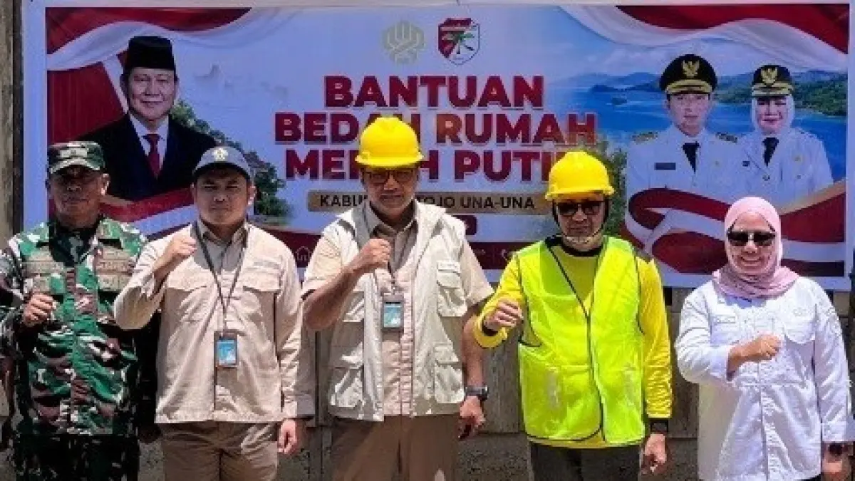 SERAHKAN: Bupati Serahkan Bantuan Program Bedah Rumah Merah Putih di Kecamatan Tojo Barat.(FOTO: HERIYANTO LIMAHU/RADAR PALU).