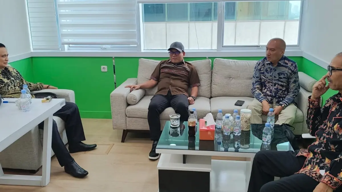 PERTEMUAN: Bupati Buol, H. Risharyudi Triwibowo, bersama jajaran Perumdam Motanang, yakni Dewan Pengawas Jamrin Zainal serta Plt. Direktur Perumdam Motanang, Syarif Pusadan, melakukan pertemuuan dengan sejumlah pejabat kementerian dan anggota komisi anggaran DPR RI.(FOTO: DINAS KOMINFO BUOL/RADAR PALU).