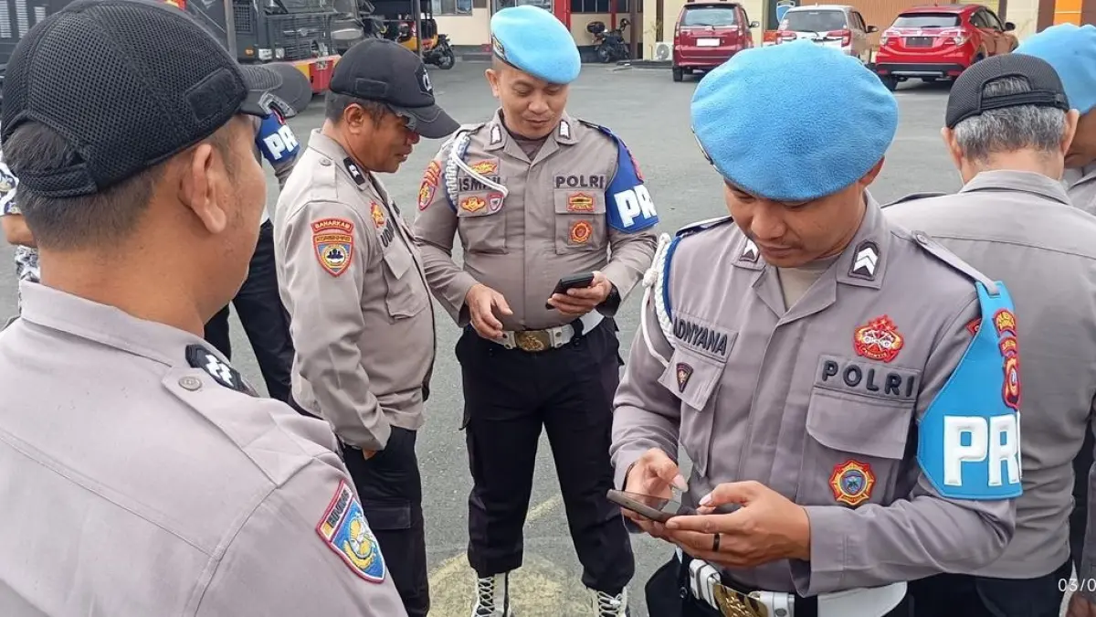 ANTIPASI: Telepon genggam milik personel Polsek jajaran dan Polresta Banggai diperiksa secara bergantian, oleh anggota Propam Polrresta Banggai, Kamis (3/9/2026).(FOTO: NENDRA PRASETYA/RADAR SULTENG)