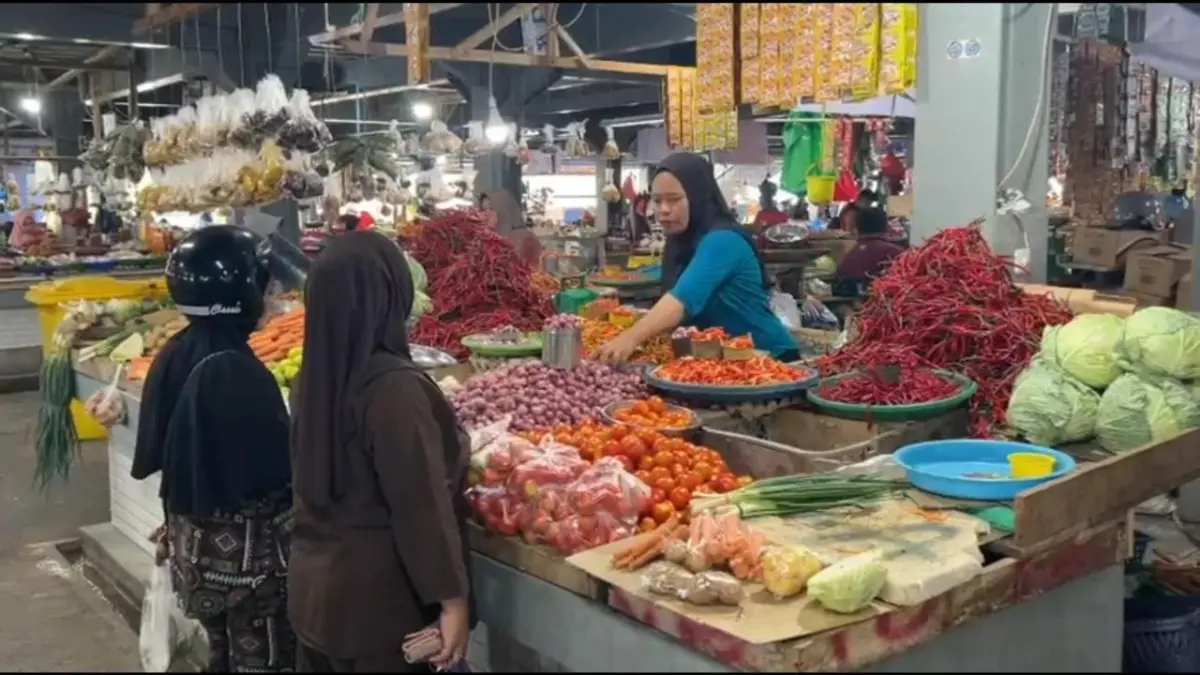 PASAR: Suasana transaksi di pasar modern Simpong, Kabupaten Banggai.(FOTO: NENDRA PRASETYA/RADAR PALU).

