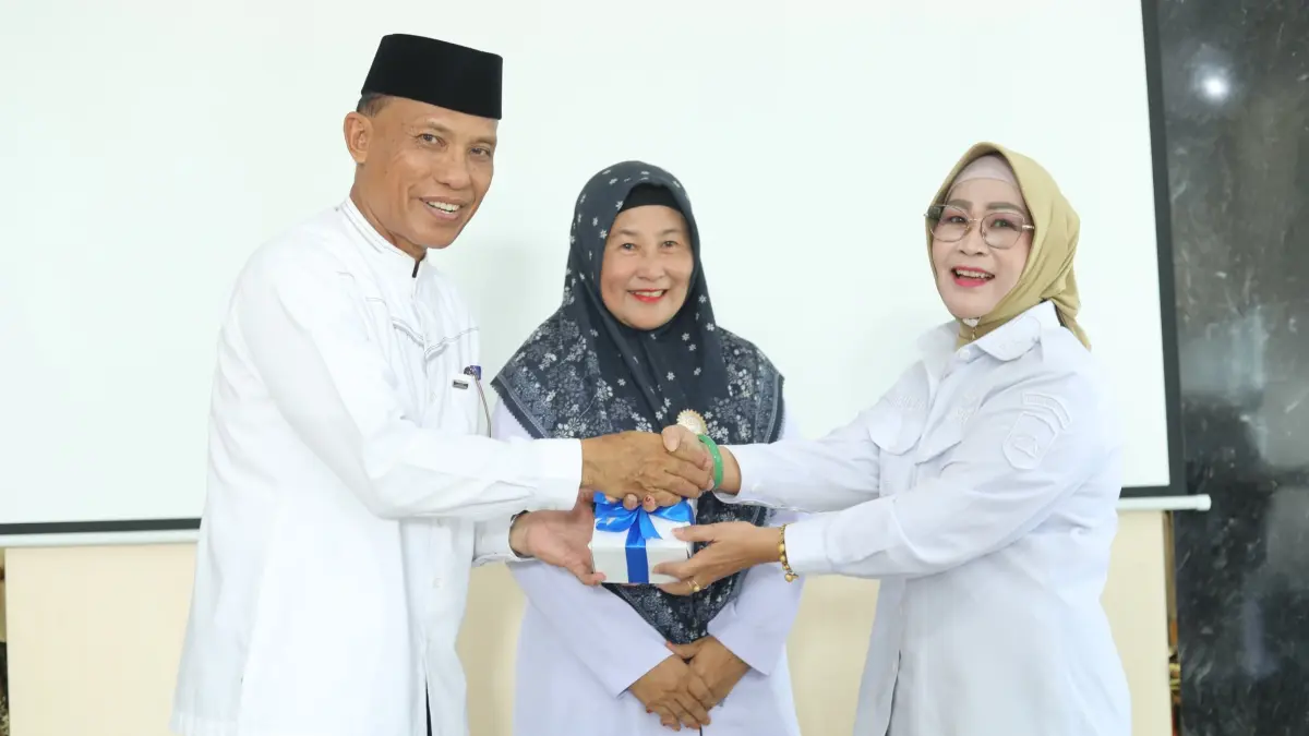 PENSIUN: Pemkab Morowali menggelar acara purna bakti Kepala Dinas Pemberdayaan Masyarakat dan Desa (PMD) Kabupaten Morowali, Abdul Malik Hi. A. Hafid, di aula Kantor Dinas PMD, Rabu (2/9/2026).(FOTO: SUPRIYONO/RADAR PALU) 