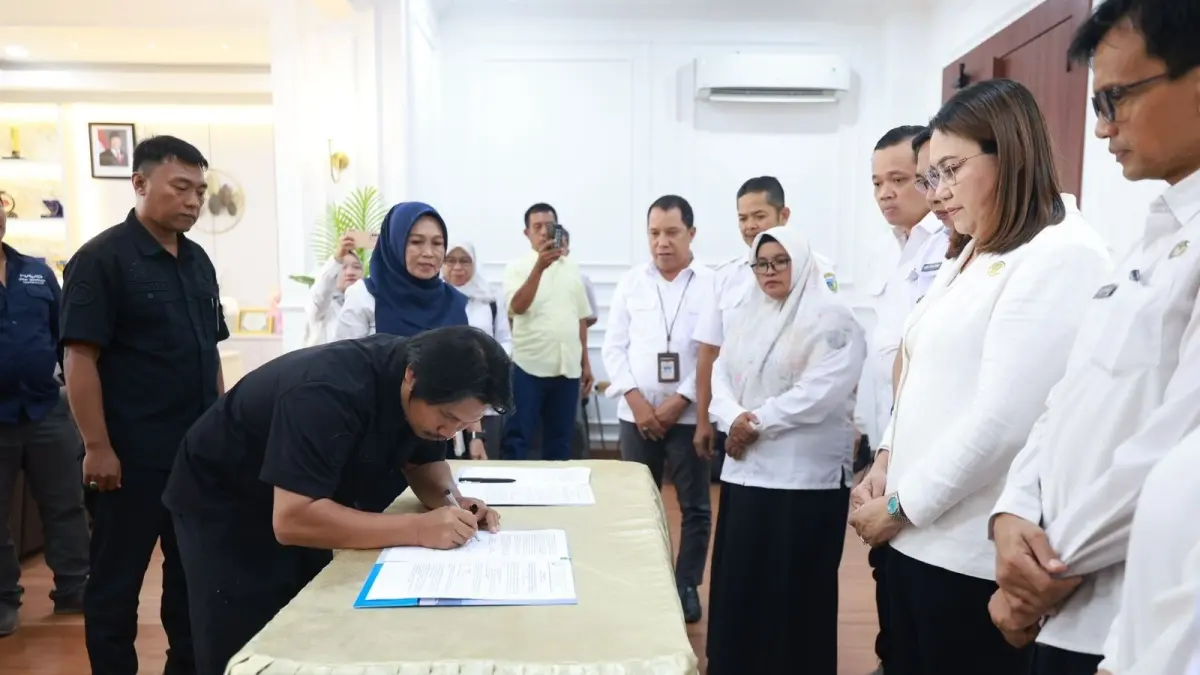 SIAP DIBANGUN : Perwakilan KKP bersama pihak penyedia, menandatangani berita acara penyerahan pelaksanaan pembangunan di ruang kerja Bupati Donggala, Rabu (2/9/2026).(FOTO: ISTIMEWA/RADAR PALU).
