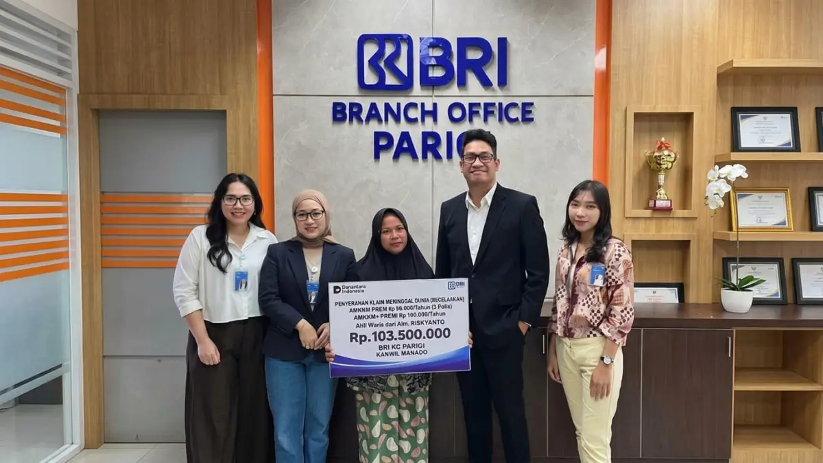 BRI KC Parigi bersama BRILife menyerahkan klaim AMKKM senilai Rp103,5 juta kepada ahli waris nasabah KUR yang meninggal dunia akibat kecelakaan non-lalu lintas.

