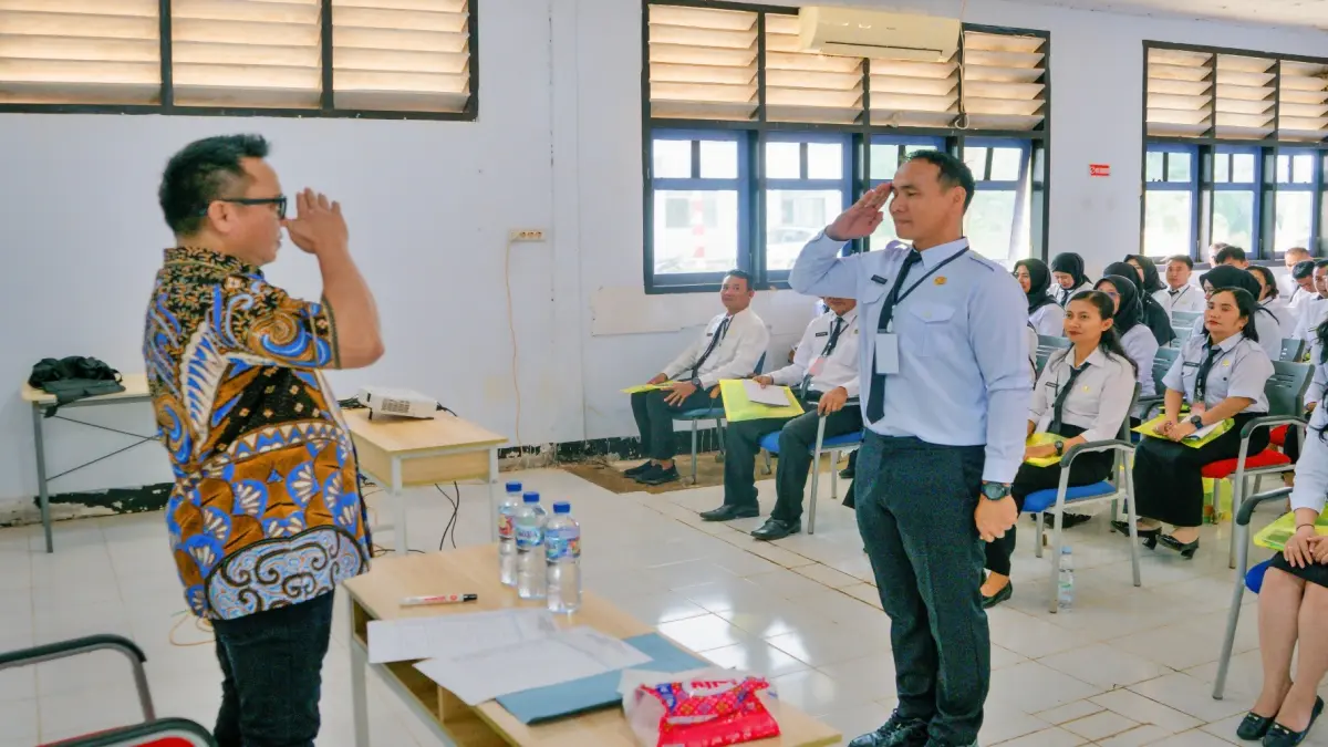 LATSAR: Bupati Delis Julkarson Hehi memberi penghormatan kepada peserta PPPK Morowali Utara yang mengikuti pelatihan dasar di Gedung Diklat BKPSDMD Morut, Kamis (3/9/2026). (FOTO: ISTIMEWA/RADAR PALU