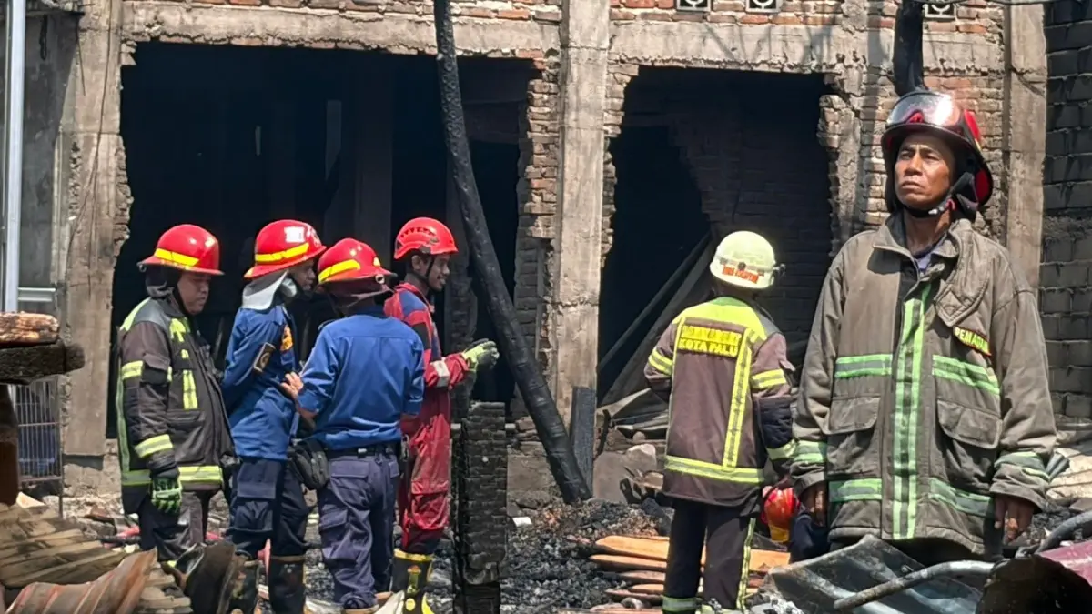 Petugas Damkarmat Kota Palu Sedang Berupaya Memadamkan Apy, Jumat (04/09/2026). FOTO: MOH FATHAHILA