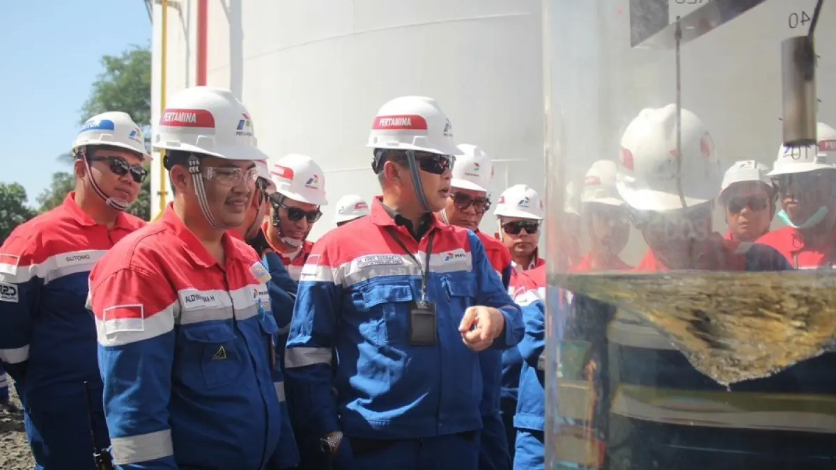 PT Pertamina Patra Niaga Regional Sulawesi memperkuat komitmennya menjaga keandalan layanan energi bagi sektor penerbangan melalui kegiatan Management Walk Through (MWT) di Aviation Fuel Terminal (AFT) Hasanuddin, Makassar, Kamis (3/9).(Dok. Pertamina)