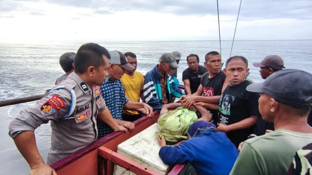 MAYAT: Warga sekitar Pantai Desa Solan Baru dengan Kelurahan Mondonun, Kecamatan Kintom, Banggai, dikejutkan dengan penemuan mayat pria bernama Mursid Latenge (68) warga Desa Manyula, Kintom, Jumat, (4/9/2026), sekitar pukul 07.30 Wita.(FOTO: NENDRA PRASETYA/RADAR PALU).