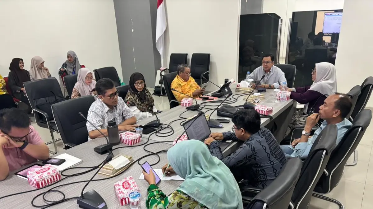 INISIATIF: Komisi IV DPRD Sulteng membuka rapat membahas naskah akademik dan Ranperda inisiatif DPRD Sulteng, dipimpin Ketua Komisi IV H. Moh. Hidayat Pakamundi, bersama Wakil Ketua Komisi IV, Hj. Wiwik Jumatul Rof’iah.(FOTO: HUMAS DPRD SULTENG/RADAR PALU).