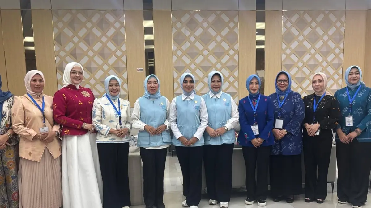 MENYAMBUT: Ketua Ikatan Keluarga Dewan (IKD) DPRD Provinsi Sulawesi Tengah, Hj. Dience D. Djoechro, turut hadir menyambut kedatangan Selvi Ananda di Bandara Internasional Mutiara SIS Al-Jufri Palu.(FOTO: HUMAS DPRD SULTENG/RADAR PALU).