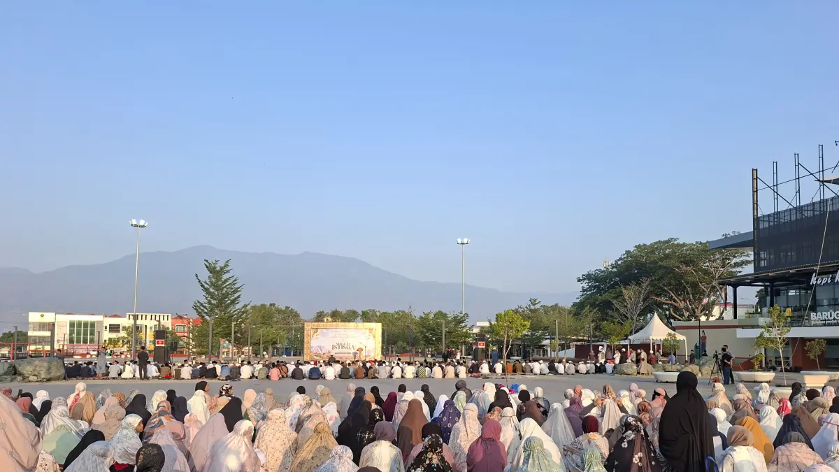 Salat Istisqa digelar di Lapangan Vatulemo, Kota Palu, Sabtu (5/9/2026). Pemerintah dan masyarakat bersama-sama memohon turunnya hujan di tengah musim kemarau. FOTO : Annisa Tri Yusnida