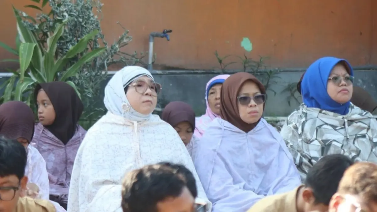 SALAT: Ketua Fraksi PKS DPRD Provinsi Sulawesi Tengah, Hj. Wiwik Jumatul Rofi’ah, yang juga menjabat sebagai Sekretaris Komisi IV DPRD Sulteng, menghadiri Salat Istisqa yang digelar Yayasan Pendidikan Al-Fahmi Palu.(FOTO: HUMAS PKS SULTENG/RADAR PALU).