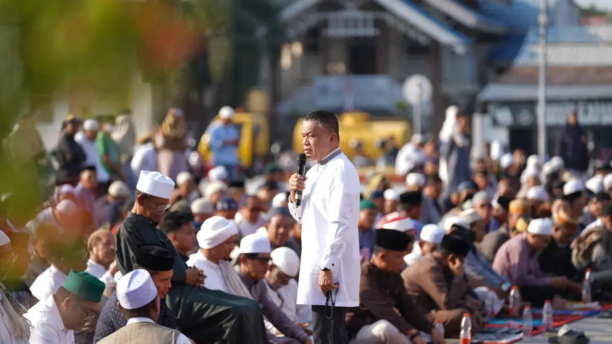 Wali Kota Palu saat mengikuti Salah Istisqa bersama masyarakat di Lapangan Vatulemo, Sabtu (5/9/2026). FOTO : HUMAS PEMKOT PALU