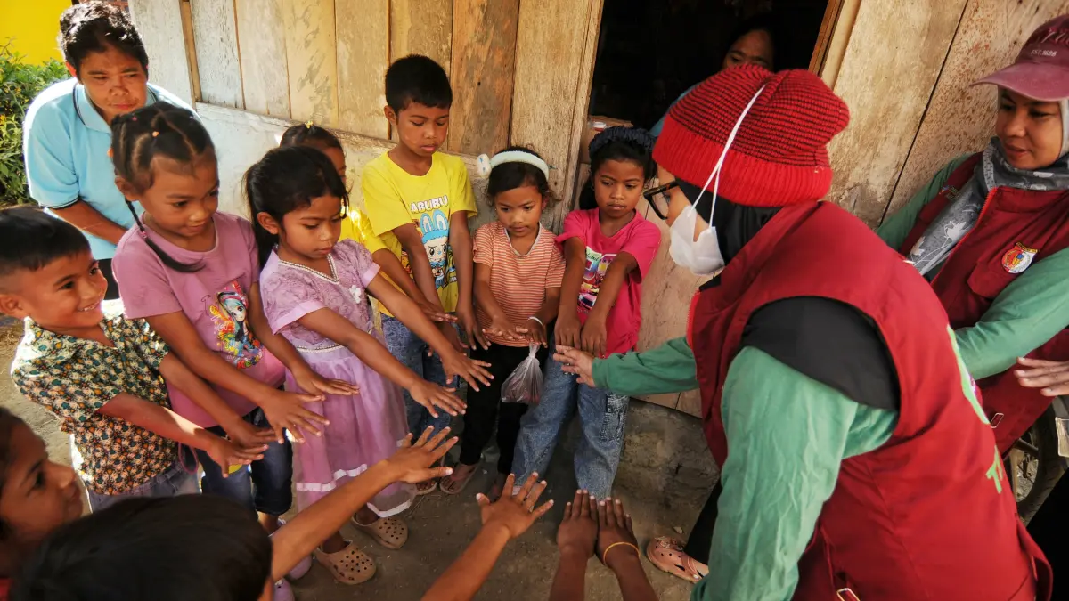 Anak-anak di minta menunjukkan kebersihan kukunya sesaat sebelum ibadah di gereja dimulai.(Foto : Mugni Supardi)