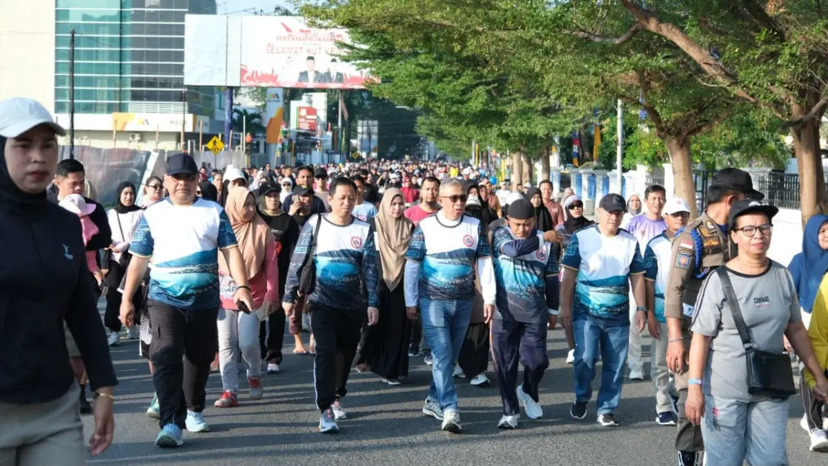 JALAN SANTAI: Wabup Banggai, Furqanudin Masulili, mengikuti jalan sehat yang diselenggarakan oleh IDI Kabupaten Banggai.(FOTO: NENDRA PRASETYA/RADAR PALU).