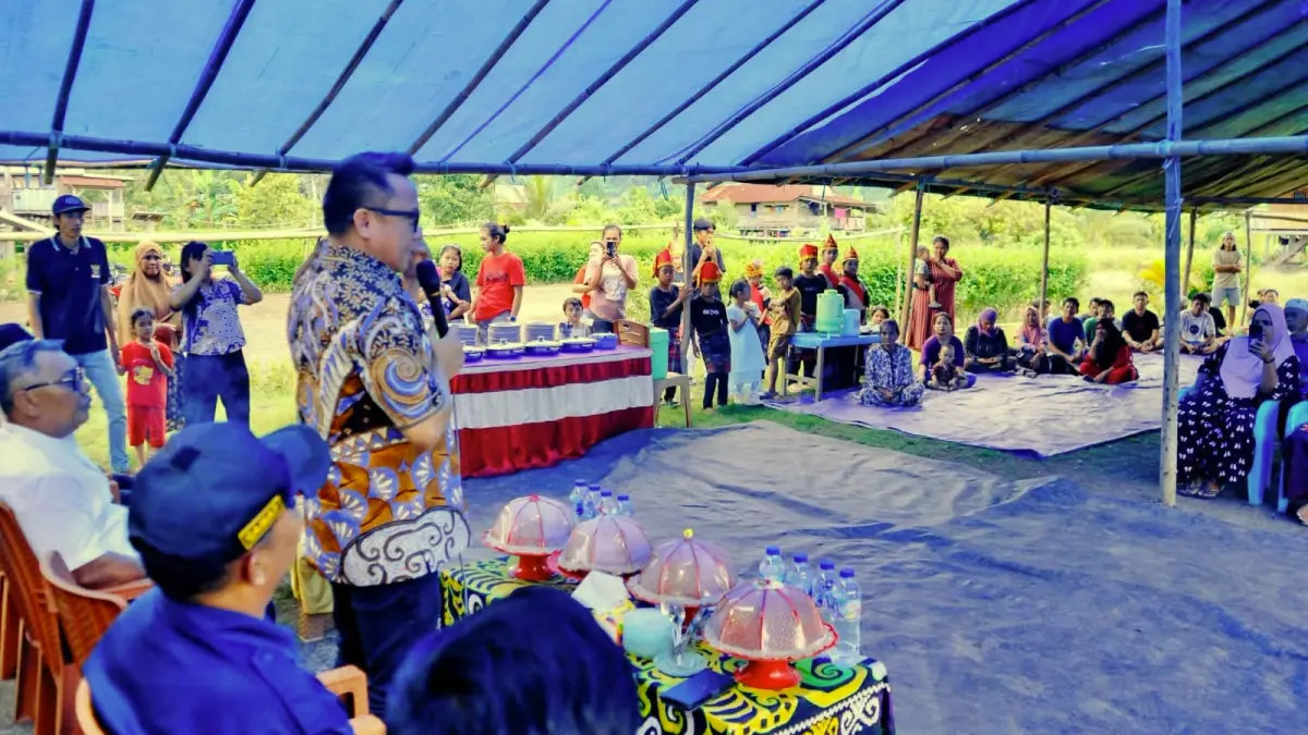 JANJI: Di hadapan masyarakat Dusun Pelia, Petasia Barat, Kamis (3/9/2026) lalu, Bupati Morut Delis Julkarson Hehi menjanjikan perbaikan jalan dan layanan dasar setempat mulai tahun depan. (FOTO: ISTIMEWA/RADAR PALU)