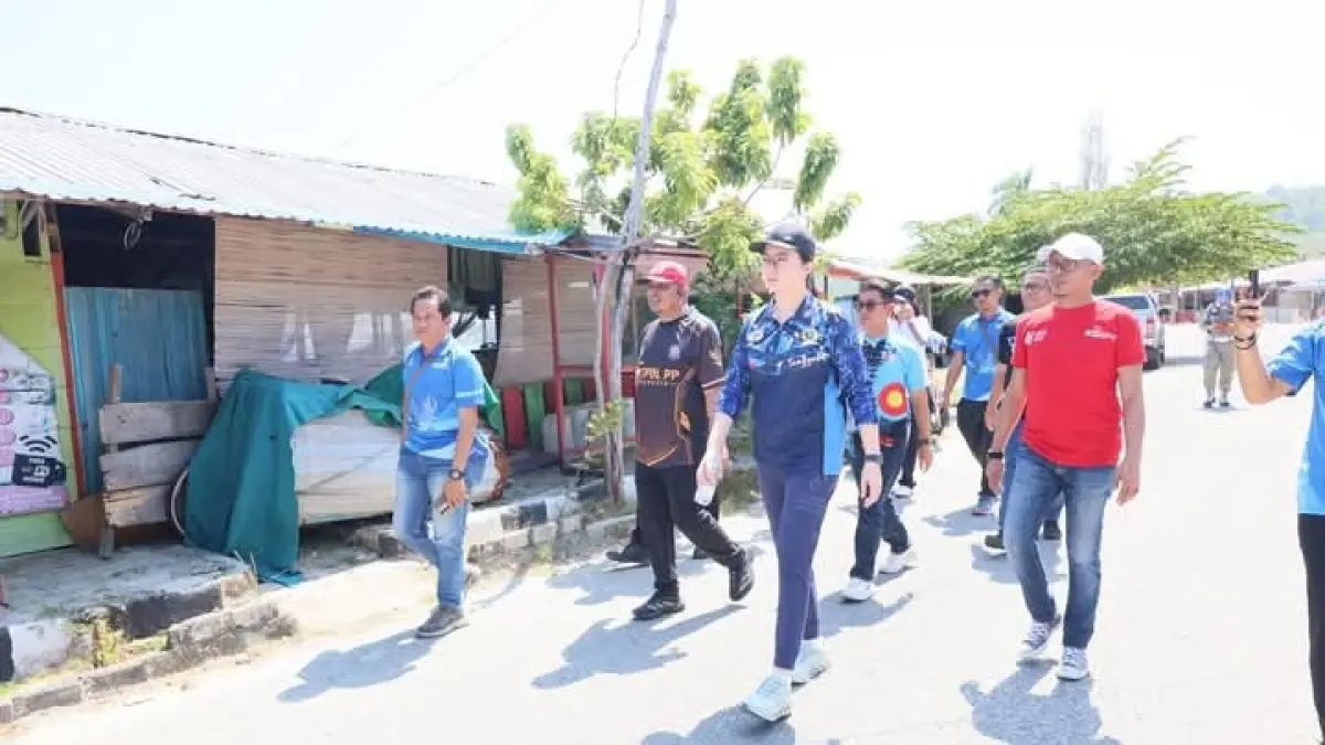 MENINJAU: Bupati Poso, Verna Inkiriwang, saat&nbsp; melakukan peninjauan di pantai penghibur Poso.(FOTO: BUDIYANTO WIHARTO/RADAR PALU).